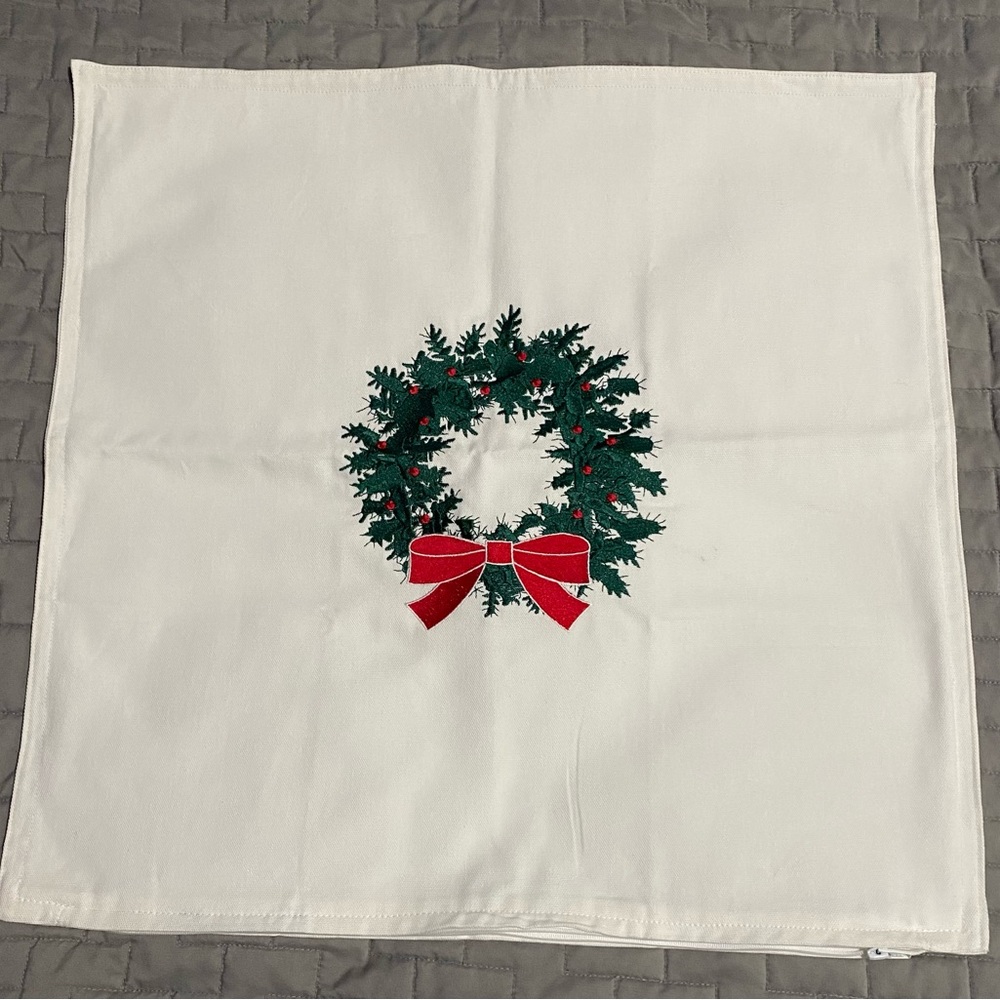 NWOT Christmas Wreath Pillow Case Cover 20”x20”